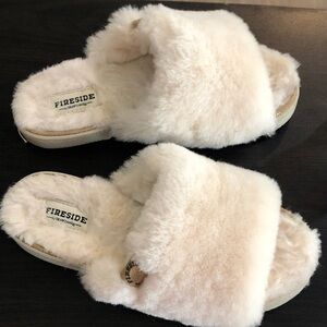 Fireside by Dearfoams Fluffy Cream Slippers, gentle worn size us 9, No box